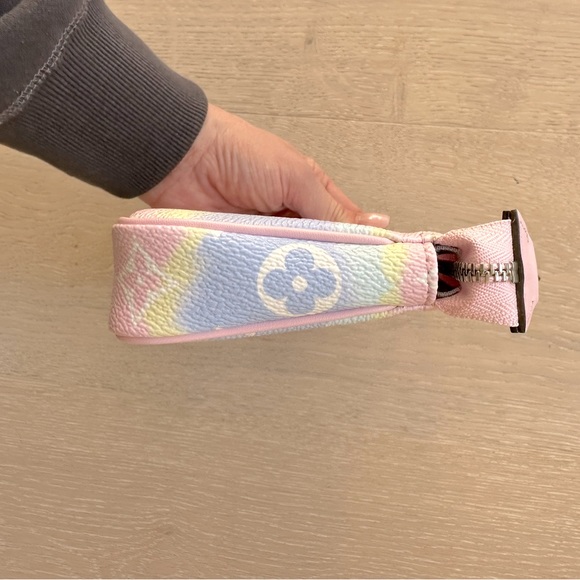 💯 Louis Vuitton Monogram Escale Mini Pochette Pastel (like new) - Picture 9 of 16